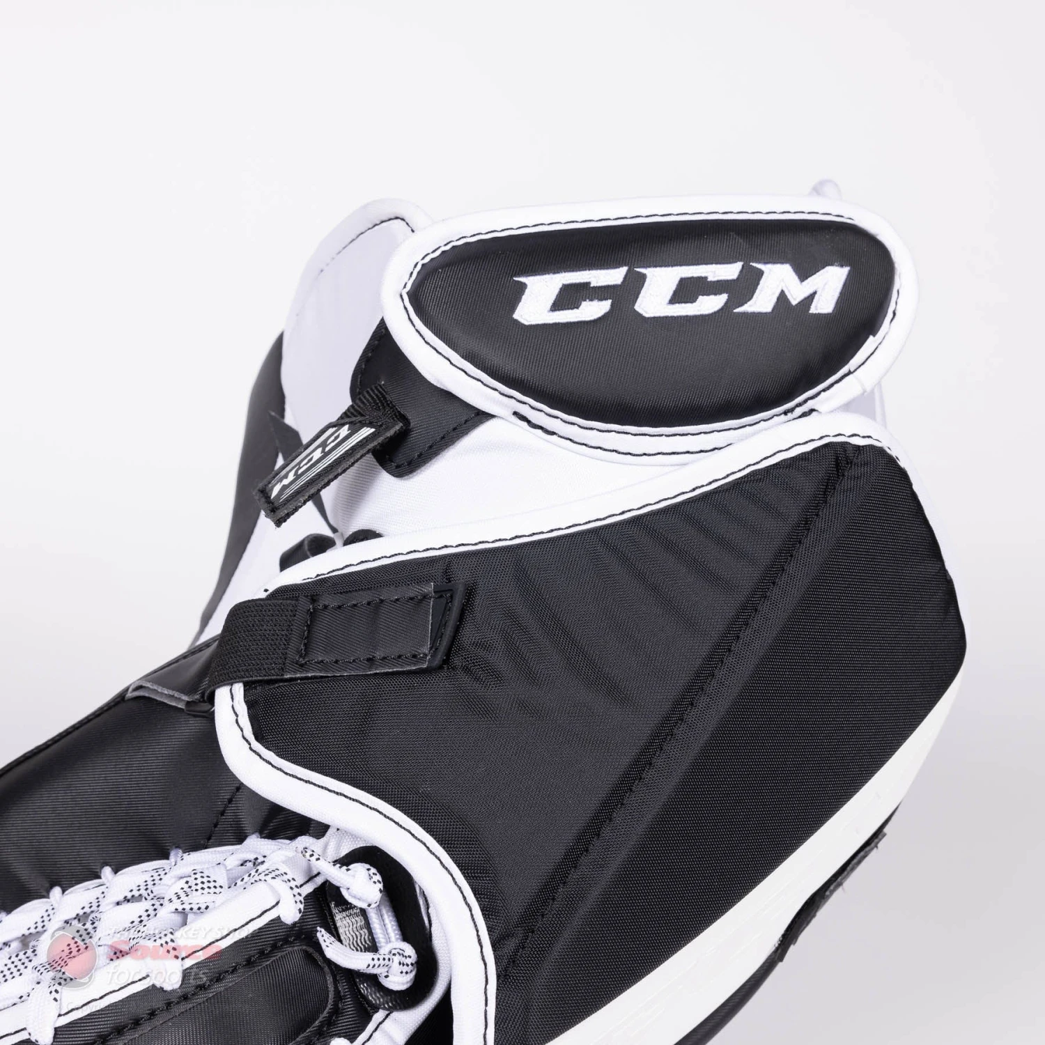 CCM Extreme Flex E5.9 Intermediate Goalie Catcher - Source Exclusive 7 CCM Extreme Flex E5.9 Intermediate Goalie Catcher - Source Exclusive - Image 7