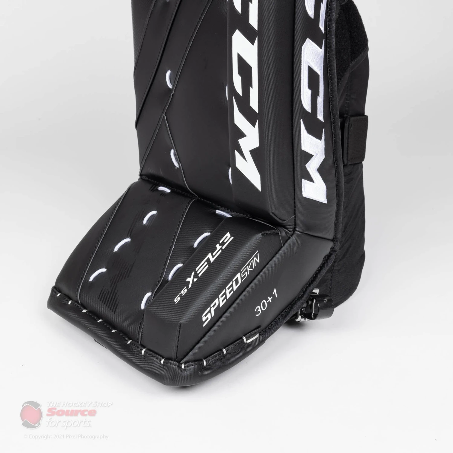 CCM Extreme Flex E5.5 Junior Goalie Leg Pads - Source Exclusive 5 CCM Extreme Flex E5.5 Junior Goalie Leg Pads - Source Exclusive - Image 5